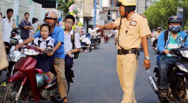 KHÔNG VI PHẠM LUẬT GIAO THÔNG THÌ CSGT CÓ QUYỀN DỪNG XE KHÔNG?