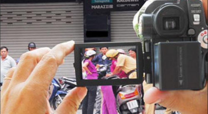 Có được quay phim, chụp ảnh khi cảnh sát đang kiểm tra nồng độ cồn không?