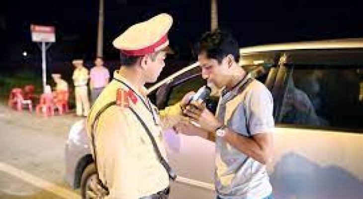 Sử dụng rượu bia khi tham gia giao thông có bị tước quyền sử dụng Giấy phép lái xe không?