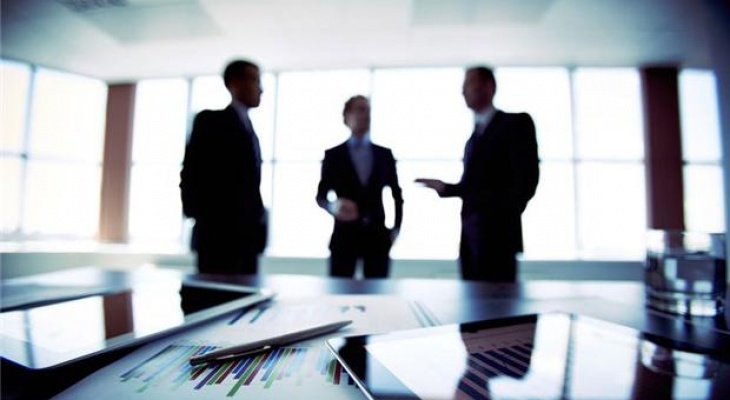 Người đại diện pháp luật của doanh nghiệp đang ở nước ngoài thì ai có nghĩa vụ thay mặt người đại diện theo pháp luật chịu trách nhiệm thi hành bản án đã có hiệu lực?